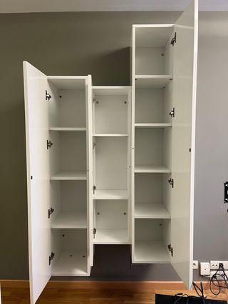 Armarios blancos con estanterías