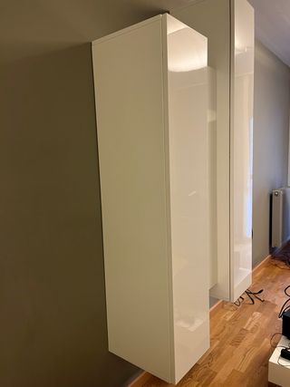 Armarios blancos con estanterías