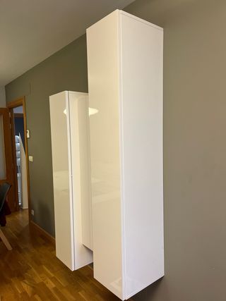 Armarios blancos con estanterías