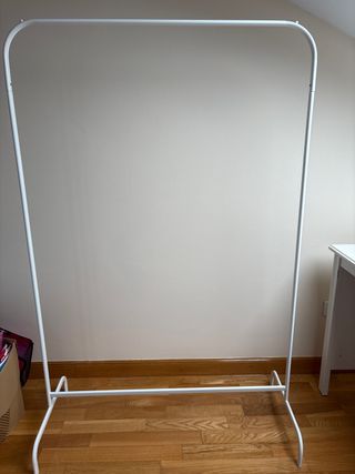 Perchero de metal blanco.Se entrega desmontado