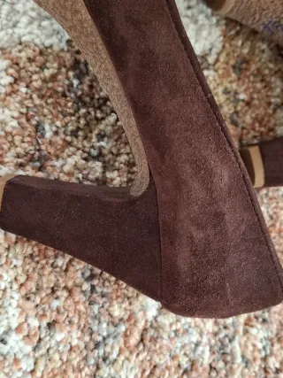 Zapatos de tacón de ante marrón Unisa