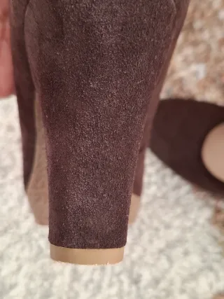 Zapatos de tacón de ante marrón Unisa