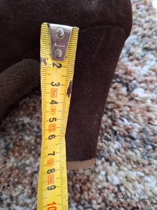 Zapatos de tacón de ante marrón Unisa