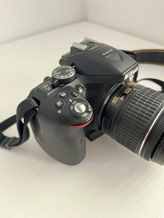 Cámara Nikon D5300 con objetivo 18-55mm VR