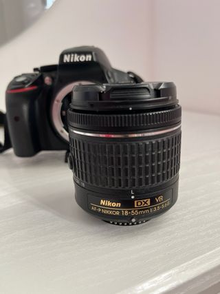 Cámara Nikon D5300 con objetivo 18-55mm VR