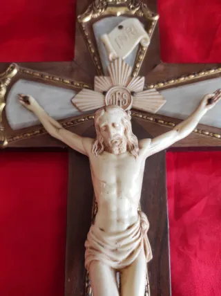 Crucifijo de pared madera y resina