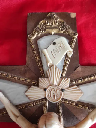 Crucifijo de pared madera y resina