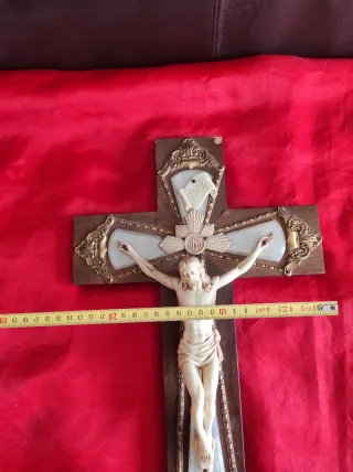 Crucifijo de pared madera y resina