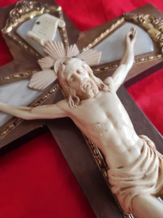 Crucifijo de pared madera y resina