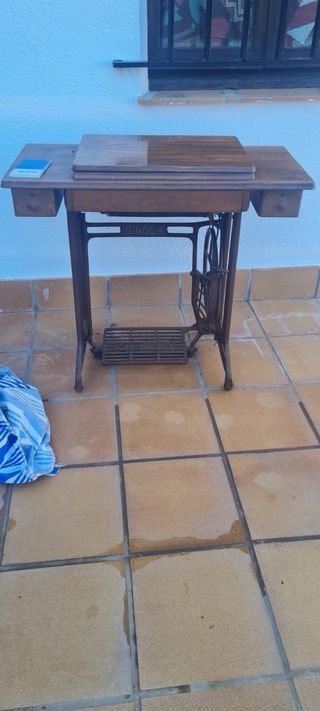 Máquina de coser SINGER Vintage con mueble
