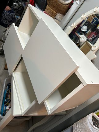 Tocador,estanterías y cuadros de regalo