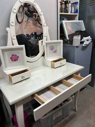 Tocador,estanterías y cuadros de regalo