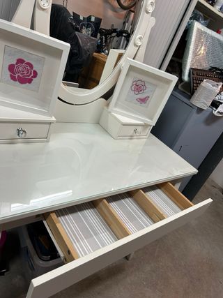 Tocador,estanterías y cuadros de regalo