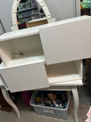 Tocador,estanterías y cuadros de regalo