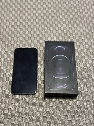 iPhone 12 Pro negro con funda negra y cristalArmur