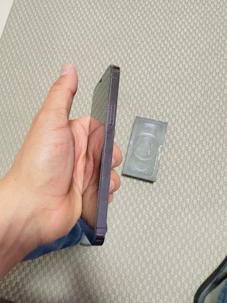 iPhone 12 Pro negro con funda negra y cristalArmur