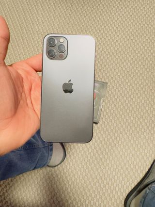 iPhone 12 Pro negro con funda negra y cristalArmur