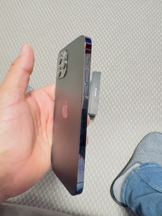 iPhone 12 Pro negro con funda negra y cristalArmur