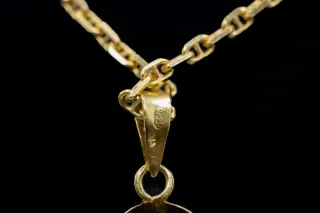 Colgante Letra C Oro 18k y Circonitas