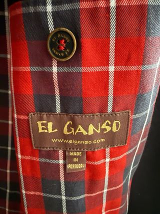 Abrigo Negro con Forro Tartán Rojo