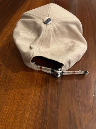 Cappellino Burberry Beige con Orsetto