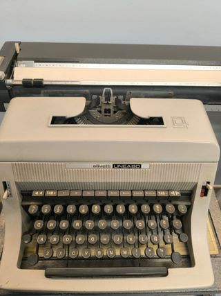 Máquina de escribir Olivetti Linea 90 + Mesa