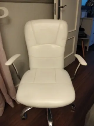 Silla de escritorio blanca y plateada