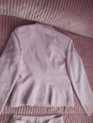 Traje de chaqueta rosa palo.