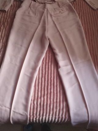 Traje de chaqueta rosa palo.