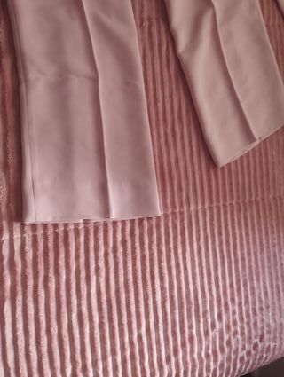 Traje de chaqueta rosa palo.