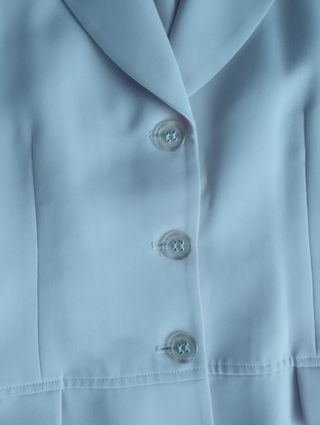 Traje de chaqueta rosa palo.