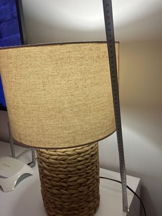 Lámpara de mesa tejida beige y marrón