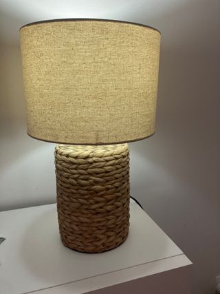 Lámpara de mesa tejida beige y marrón