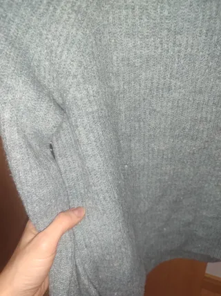 Jersey gris de cuello alto