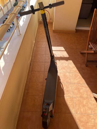 Patinete electrico con casco y candado