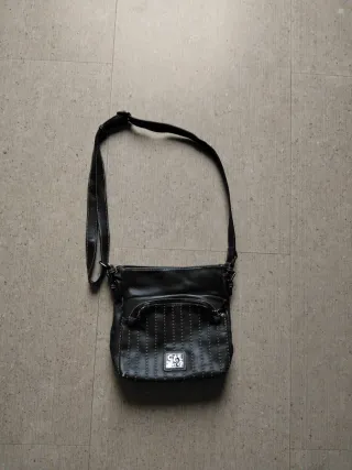 Bolso bandolera negro estilo urbano