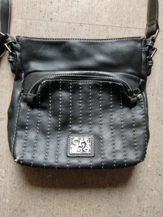 Bolso bandolera negro estilo urbano