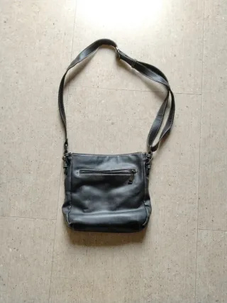 Bolso bandolera negro estilo urbano