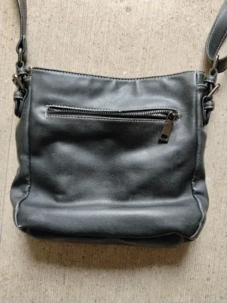 Bolso bandolera negro estilo urbano