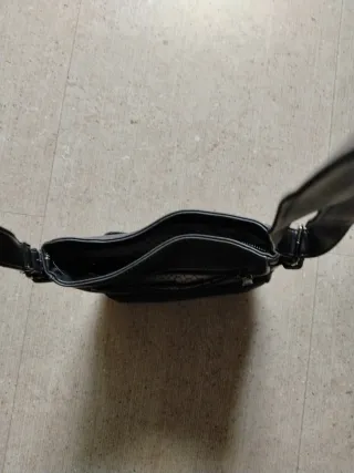 Bolso bandolera negro estilo urbano