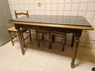 Mesa de cocina con tapa de granito