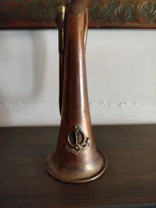 Corneta militar con insignia ejército pakistaní