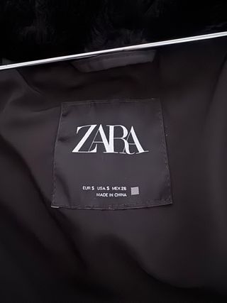 Abrigo negro Zara con capucha y pelo