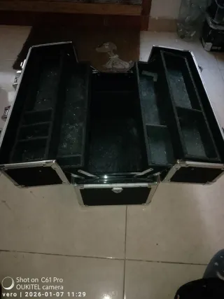 Maletín de herramientas negro y gris metálico