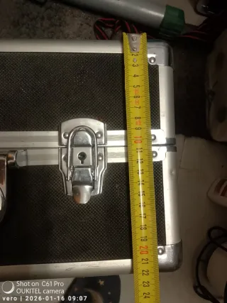 Maletín de herramientas negro y gris metálico