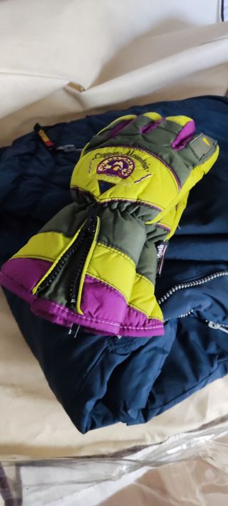 Guantes y chaqueta de nieve