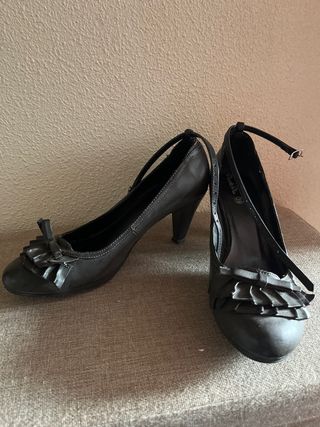 Zapatos de tacón negros con lazo