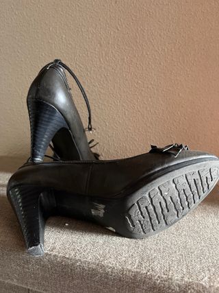 Zapatos de tacón negros con lazo