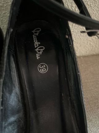 Zapatos de tacón negros con lazo