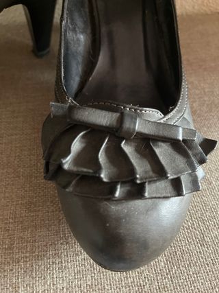 Zapatos de tacón negros con lazo